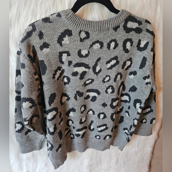 Kendall & Kylie Gray Leopard Knit Sweater - Picture 4 of 6